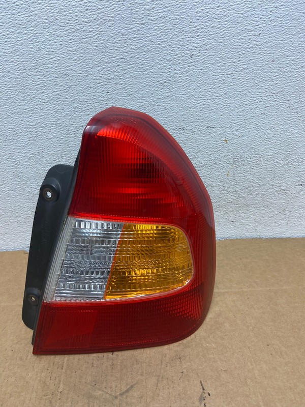 2000-2002 Hyundai Accent Sedan Right Passenger RH Tail Light OEM AD5472 LK