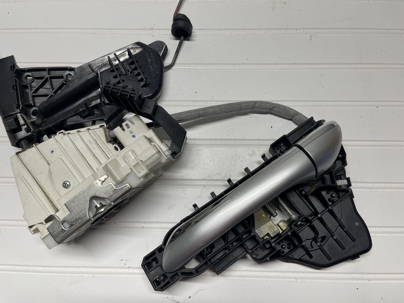 W164 ML500 Rear Driver Left Mercedes Benz Door Actuator With Handle Oem