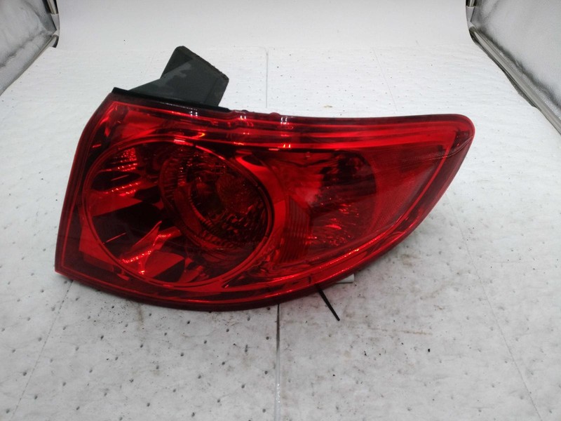 Used Right Tail Light Assembly fits: 2009 Hyundai Santa fe quarter panel mounted