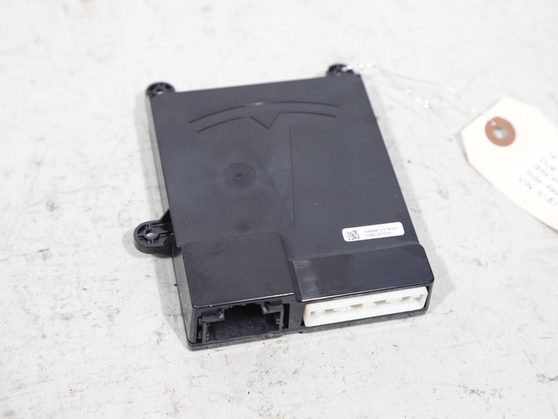 16-20 Tesla Model X REAR MIDDLE SEAT CONTROL MODULE OEM 84K