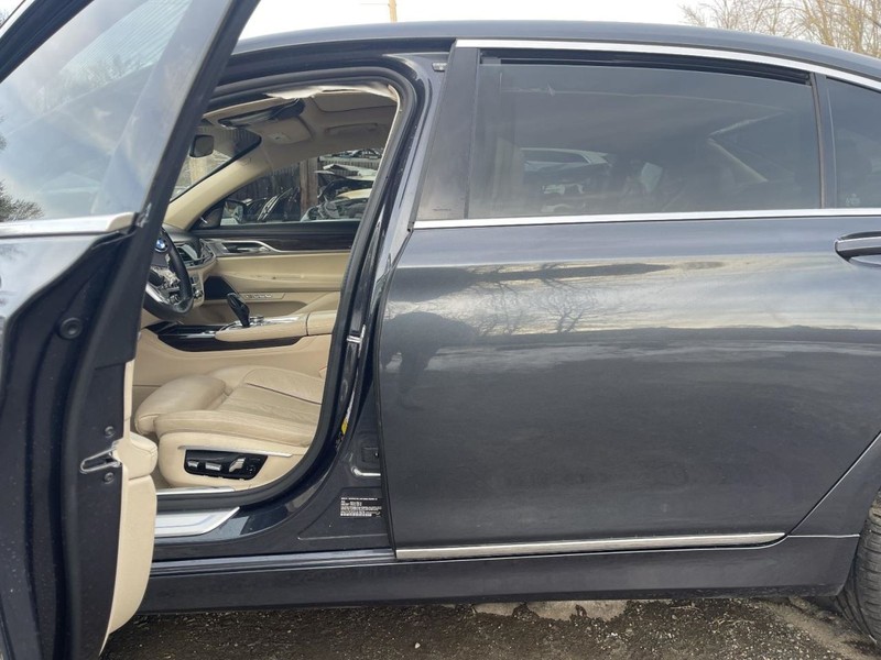 2016-2020 BMW 750i LEFT ROCKER W/POST GRAY PC:C27 4.4L AT AWD 72K -xDRIVE- 64863