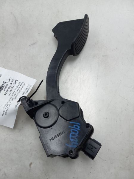 2016 TOYOTA PRIUS TWO 1.8L FWD AT GAS PEDAL