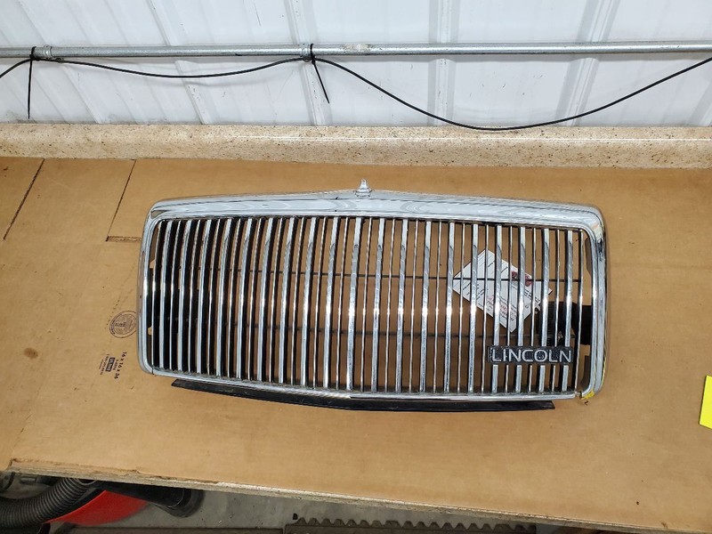 Grille Fits 95-97 LINCOLN & TOWN CAR 290262