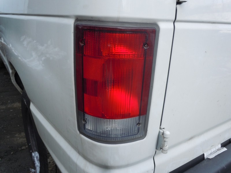 1995-2004 Ford E-250 Tail Light Lamp Driver Left LH