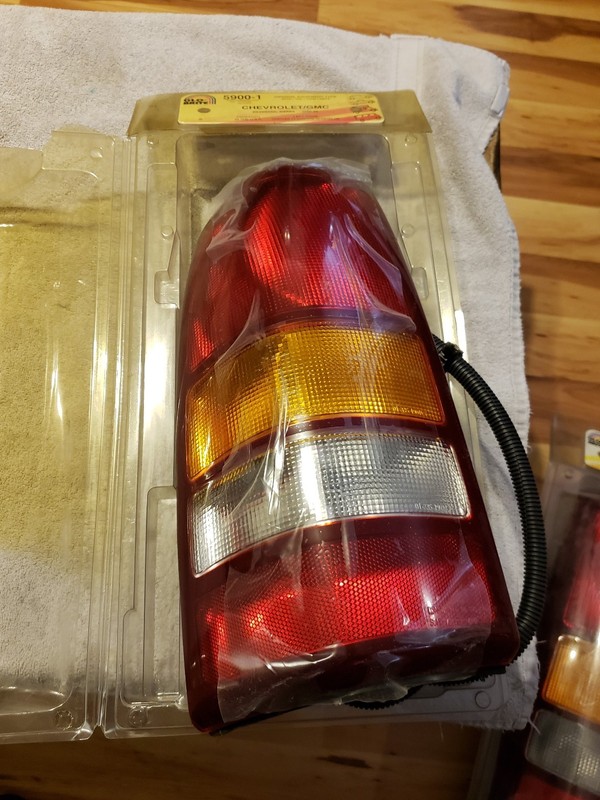 LH Left Driver Side Tail Light Lamp Assembly CHEVY SILVERADO 1500 99 00 01 02