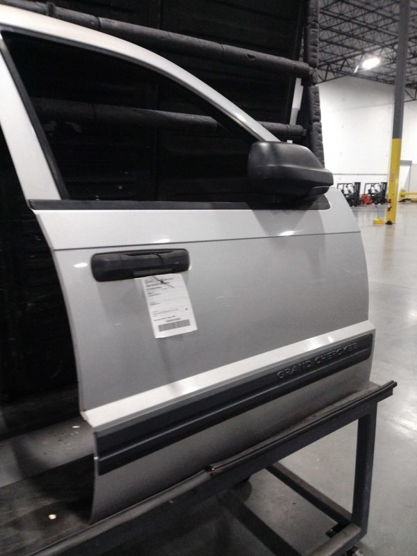 2006-2007 Jeep Grand Cherokee Right Door Silver Good Condition 4DR SUV