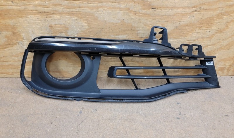 2016 2017 2018 BMW 328i Base Front Bumper Foglight Cover Bezel Right RH Side OEM