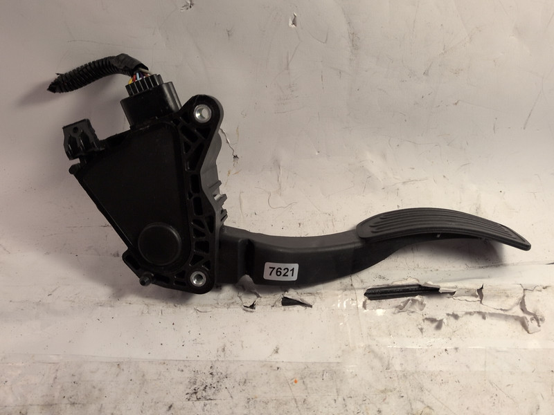 2008 Nissan Versa SV Accelerator Pedal Travel Sensor 18002-9KS0A OEM