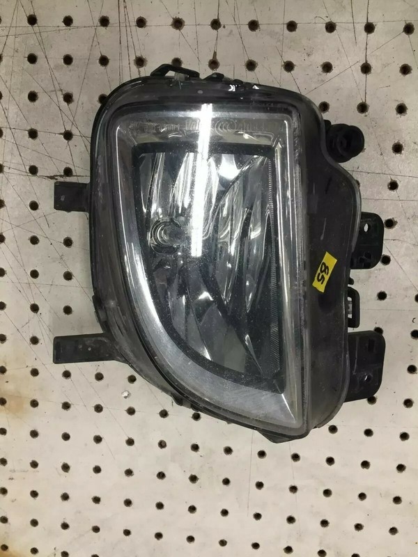2012 - 2015 VOLKSWAGEN JETTA GLI/ GTI 10-14 RIGHT/PASS SIDE OEM FOG LIGHT