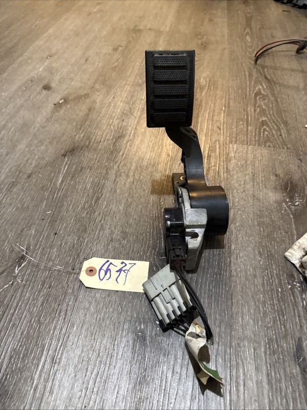 VOLVO ACCELERATOR PEDAL - P/N: 401315, L 50204