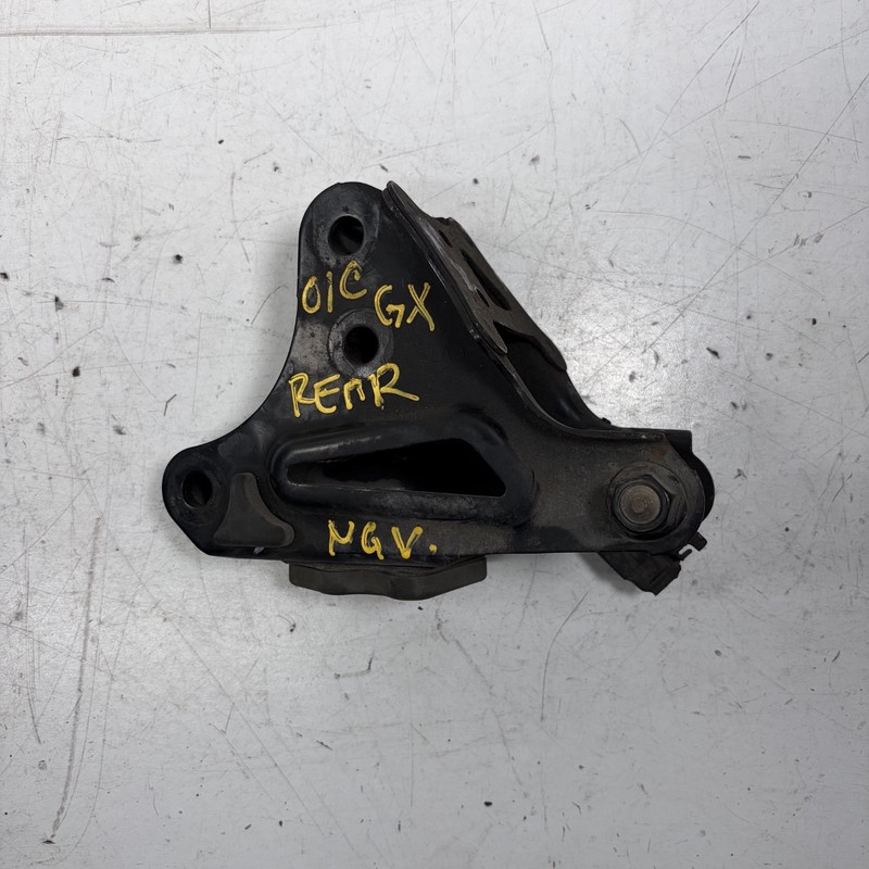 01 Honda Civic GX CVT Rear Engine Mount Bracket 50827-S6A-J90 OEM