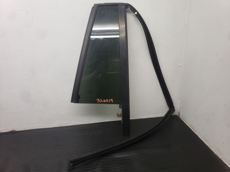 04-08 Chrysler Pacifica Rear Right Passenger Door Vent Glass OEM 05102344AA