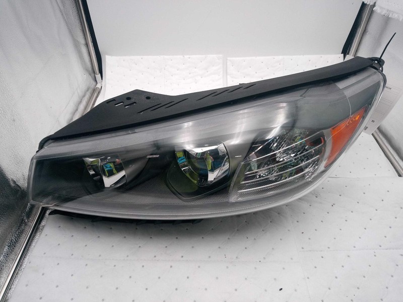 Used Left Headlight Assembly fits: 2019 Kia Sorento halogen bulb type LED accent