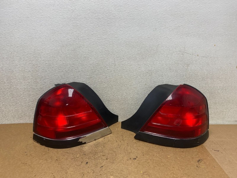 1998-2003 Ford Crown Victoria Left+Right Side Tail Lights Oem T0989 DW
