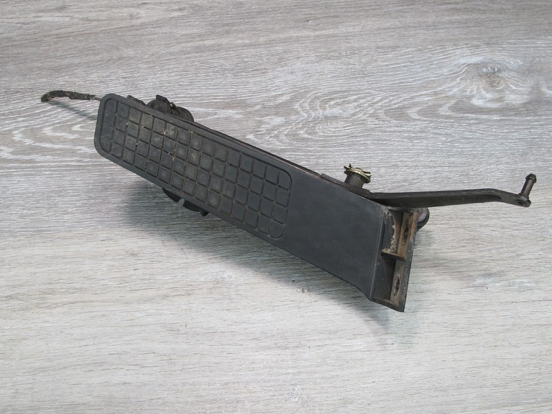 1984-1986 PORSCHE 928 S A/T GAS ACCELERATION PEDAL W/ BEARING BRACKET