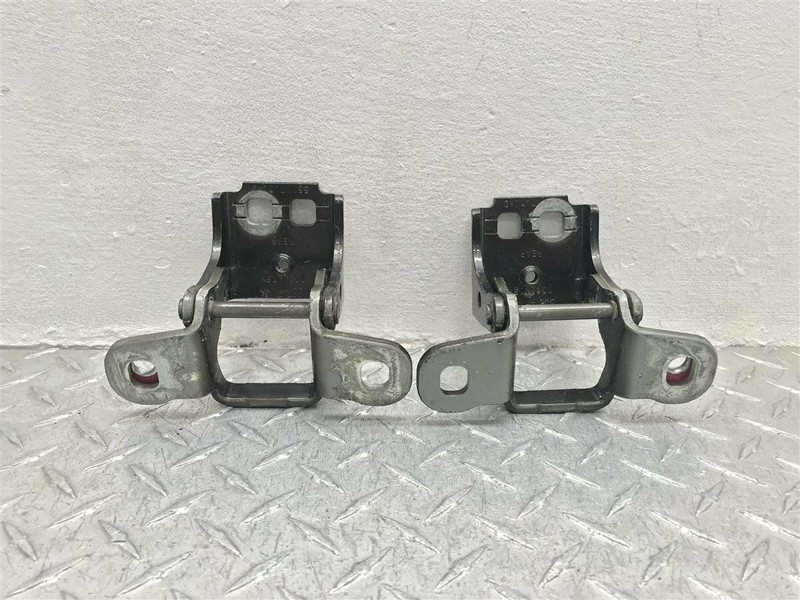 04-07 JEEP LIBERTY PASSENGER REAR DOOR HINGES PAIR OEM 55177030AD