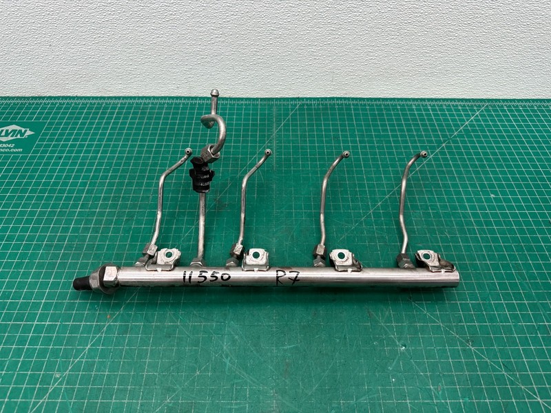 10-14 BMW 550i 650i X5 X6 N63 4.4L engine RIGHT FUEL INJECTOR RAIL OEM