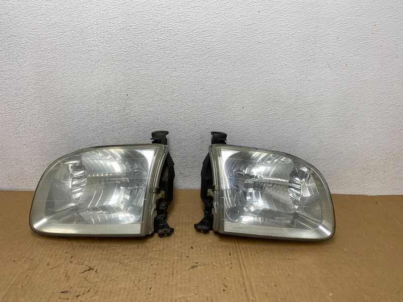 2001-2004 Toyota Sequoia Left+Right Side Halogen Headlights AC7717 DW