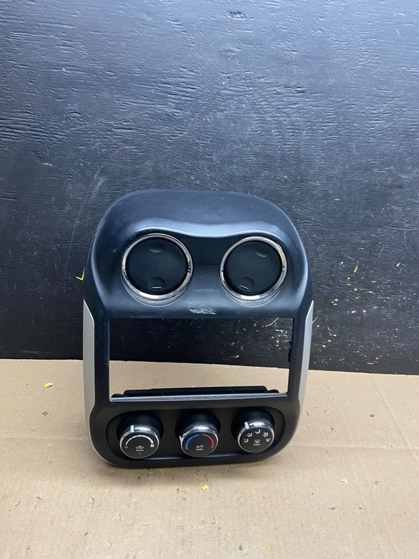 2011 to 2017 Jeep Compass Dash Climate Temperature Control Radio Bezel T9386 DG