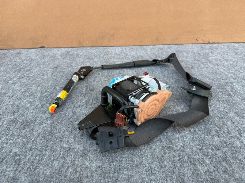 GENESIS SEDAN & G80 15-20 OEM FRONT RIGHT PASSENGER SEAT BELT WITH MOTOR (BLACK)