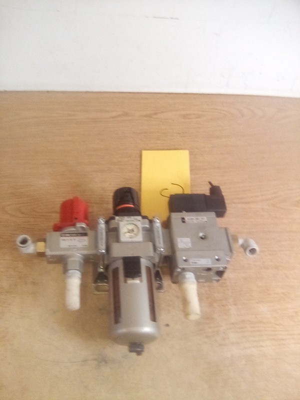 SMC VHS40-N04-Z, AW40K-N04E-Z, AV4000-N04-5DZ, DC21-26V Pneumatic Assembly