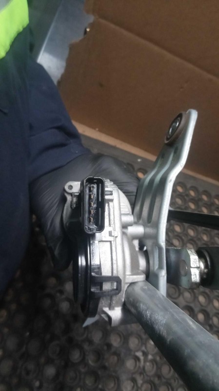 2020 KIA Sorento Windshield Wiper Motor OEM 98110C5500 Used 62K Miles