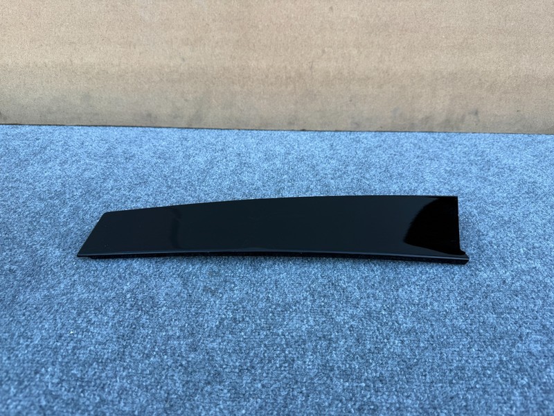 GENESIS GV70 22-26 OEM FRONT RIGHT RH DOOR WINDOW PILLAR APPLIQUE MOLDING TRIM