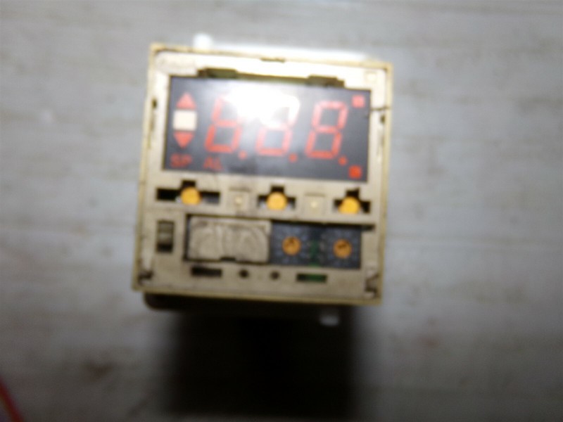 Omron E5CS-R1K1 Temperature Controller *FREE SHIPPING*