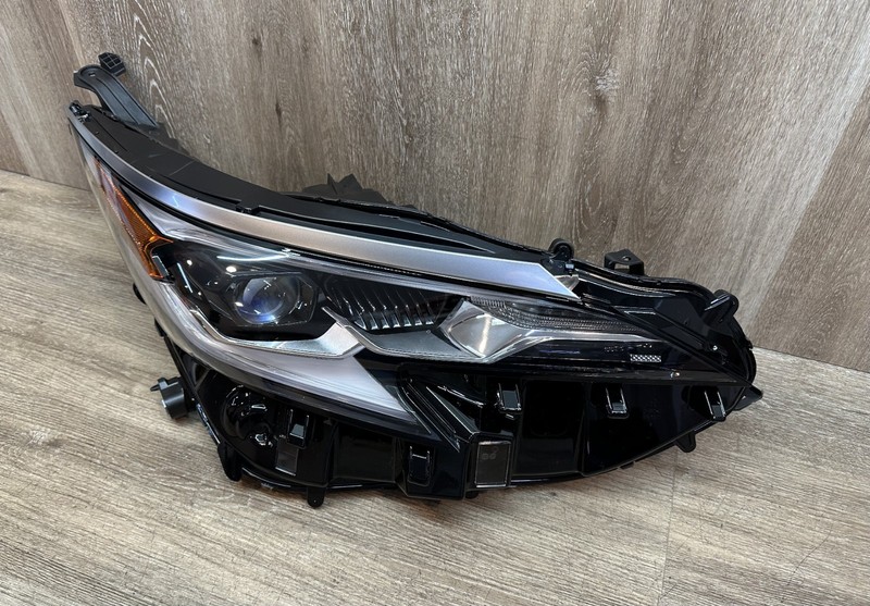 2021-24 TOYOTA SIENNA RH OEM HEADLIGHT ASSY - OEM