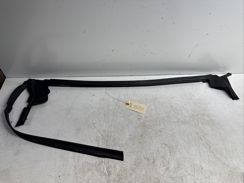 16-20 TESLA MODEL X FRONT RIGHT DOOR WINDOW INNER BELT WEATHERSTRIP SEAL 6051 S2