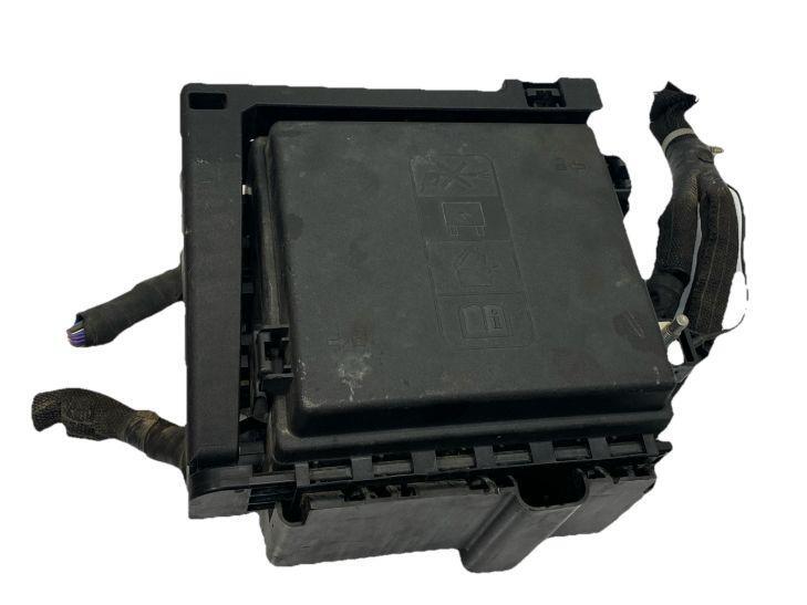 Chevrolet Traverse engine fuse box 2018 2019 block relay assy OEM 84292758