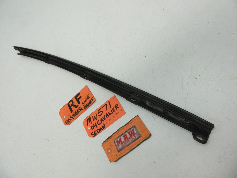 RIGHT FRONT WINDSHIELD A POST PILLAR TRIM HOLDS RUBBER SEAL TRACK SEDAN R RF RH