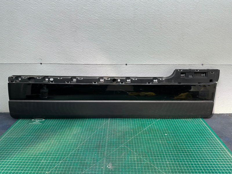 13-22 Range Rover L405 FRONT RIGHT PASSENGER DOOR LOWER MOLDING TRIM OEM