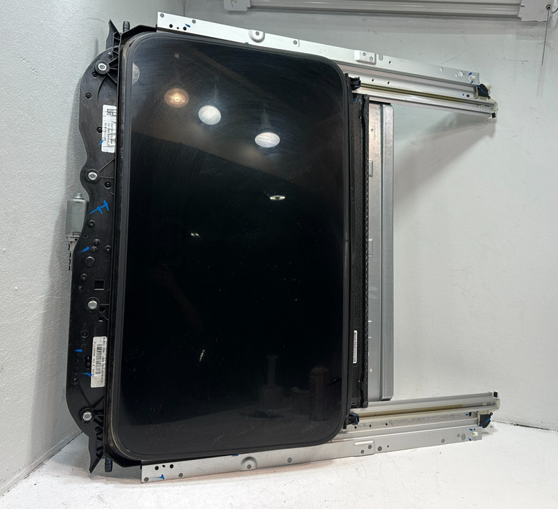 2016 - 2021 JEEP GRAND CHEROKEE SUN ROOF SUNROOF MOONROOF FRAME W/ GLASS OEM