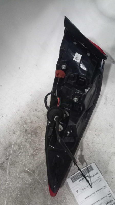 Used Left Tail Light Assembly fits: 2020 Hyundai Elantra Sedan lid mounted incan
