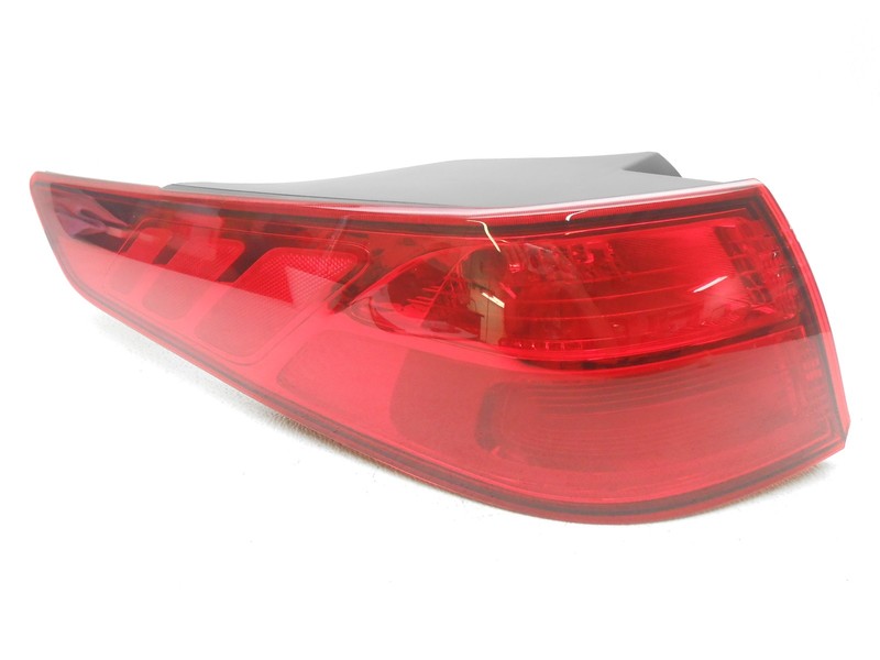 OEM 2014 Kia Optima Tail Lamp Minor Lens Chip Never Mounted 924012T520