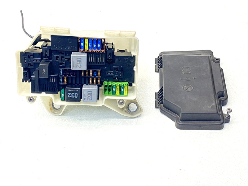 15-18 MERCEDES C300 W205 ENGINE COMPARTMENT FUSE RELAY JUNCTION BOX OEM A0.49