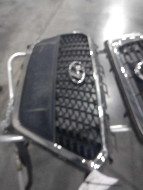 Used Front Center Upper Grille fits: 2017 Hyundai Sonata center upper w/o adapti