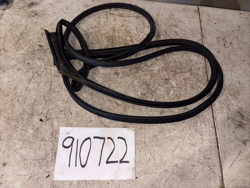 2005 LEXUS RX330DOOR SURROUND WEATHERSTRIP RUBBER SEAL FRONT RIGHT SIDE OEM