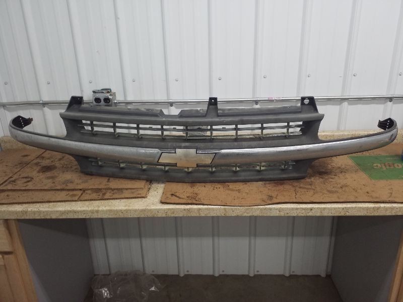 Grille Chrome Center Bar Fits 99-02 SILVERADO 1500 PICKUP 202336