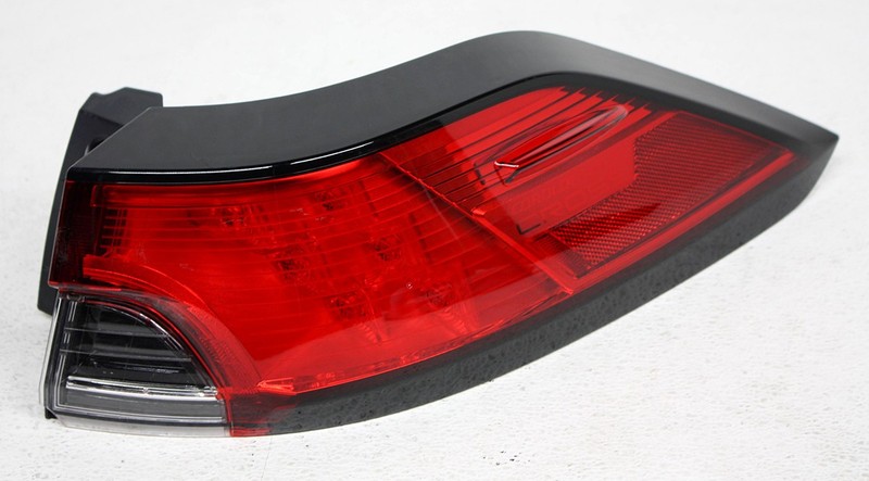 OEM Right Side LED Tail Lamp For Toyota Corolla Cross 81550-0A170 -Lens Chip