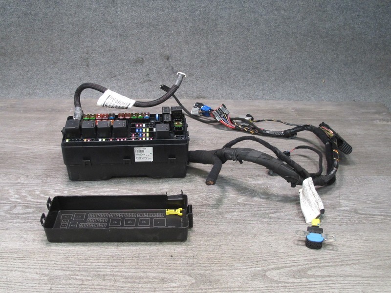 17-20 MASERATI LEVANTE M161 REAR BATTERY FUSE BOX POWER JUNCTION RELAY MODULE