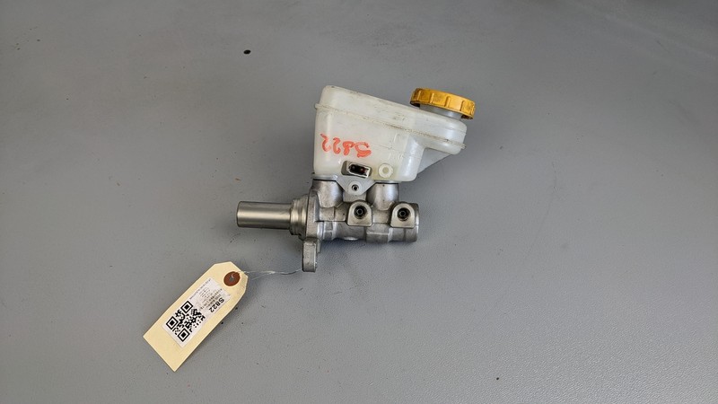 Brake Master Cylinder w/ Reservoir 2020 Subaru Crosstrek 26449-FJ070 2018 2019