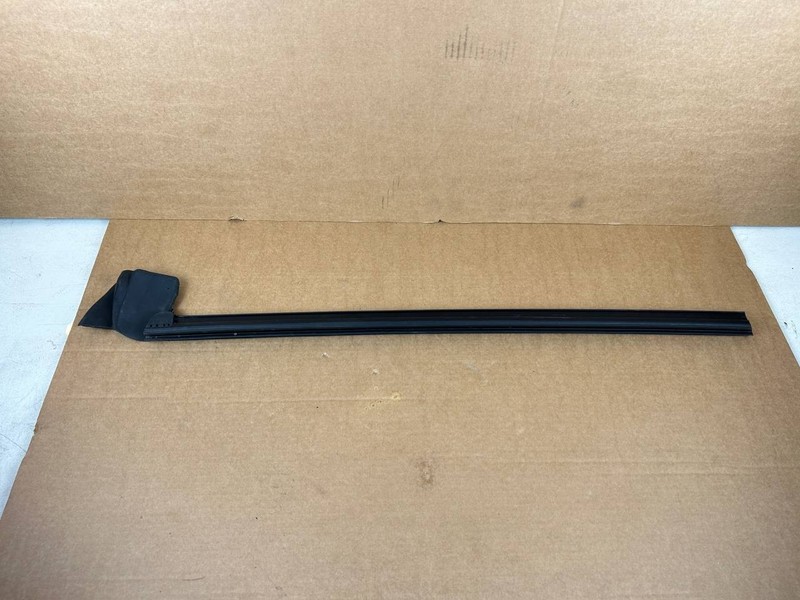 ✅ Tesla Model Y Front Left Door Interior Window Moulding 1516942
