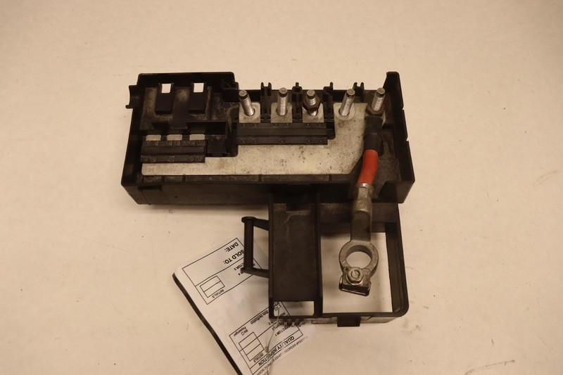 2015-2020 GMC YUKON POWER DISTRIBUTION JUNCITON BATTERY TERMINAL BOX BLOCK OEM