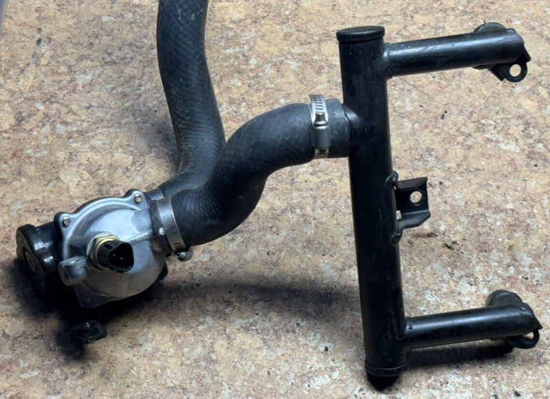 05 Kawasaki ZR750K ZR750 ZR 750 K ZR7 Engine Thermostat Housing Coolant Hose D9