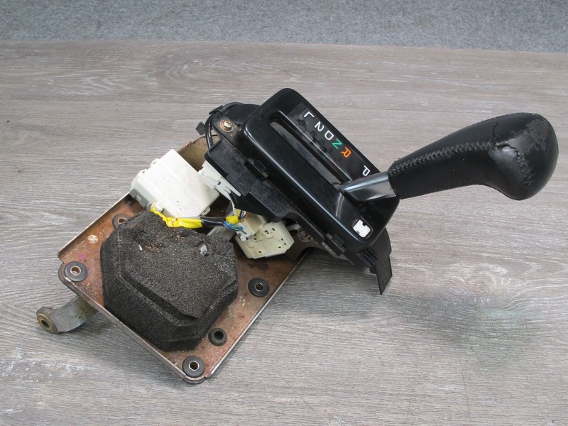 1998-2002 LEXUS J100 LX470 AUTOMATIC TRANSMISSION GEAR SHIFTER SELECTOR LEVER