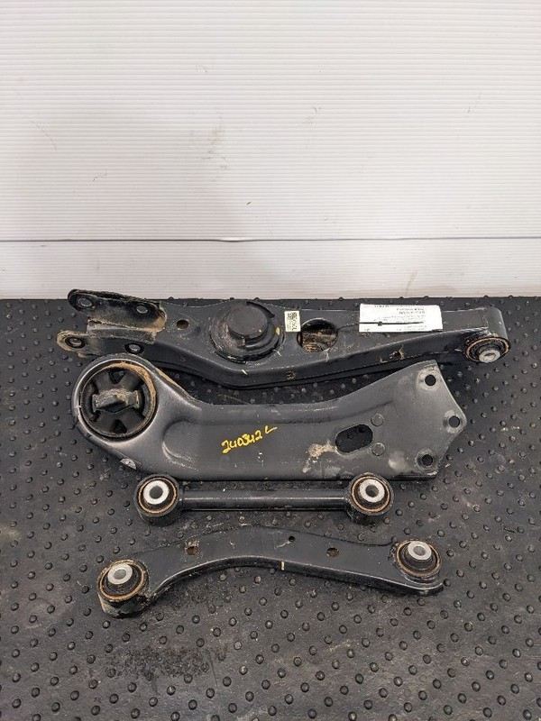 2019 - 2021 HYUNDAI TUCSON REAR LEFT SIDE SUSPENSION CONTROL ARM SET OF 1187654