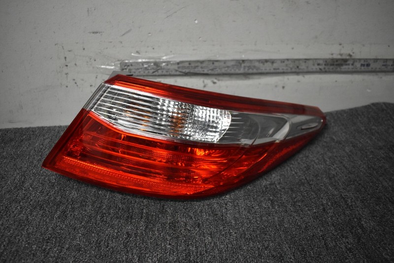 TOYOTA TAIL LIGHT RIGHT SIDE FACTORY OEM