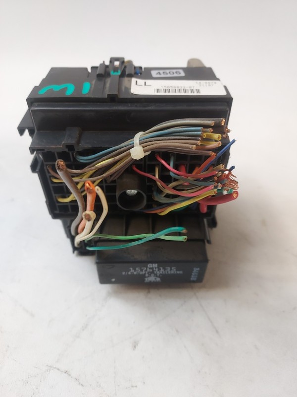 03-06 Chevy Silverado Sierra Interior Fuse Box 15058032-07 w/ Flasher Relay OEM